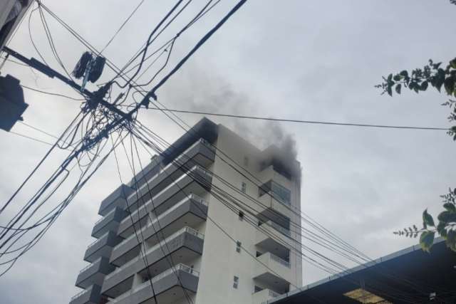 Policía logró sofocar un foco ígneo iniciado en un departamento,